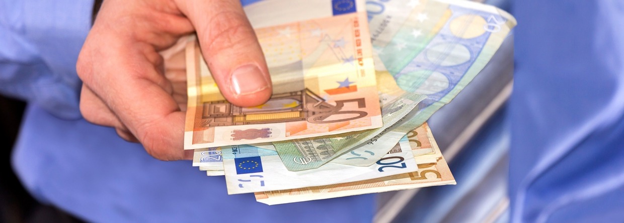 geld, geld lenen, man, man geld in zijn hand, krediet, hand, hand met geld